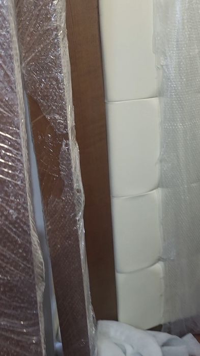 Cama, estrado e duas cabeceiras