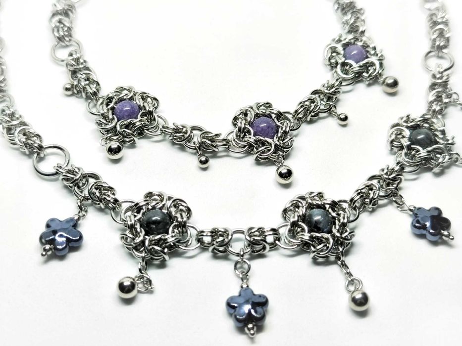 Choker z ciemnym labradorytem i ceramicznymi kwiatuszkami granatowymi