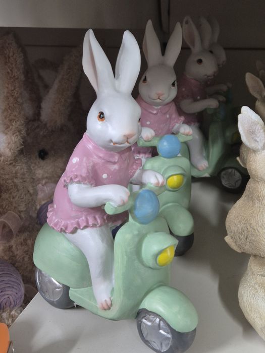 Figurka Zajączek Wielkanocny na skuterze