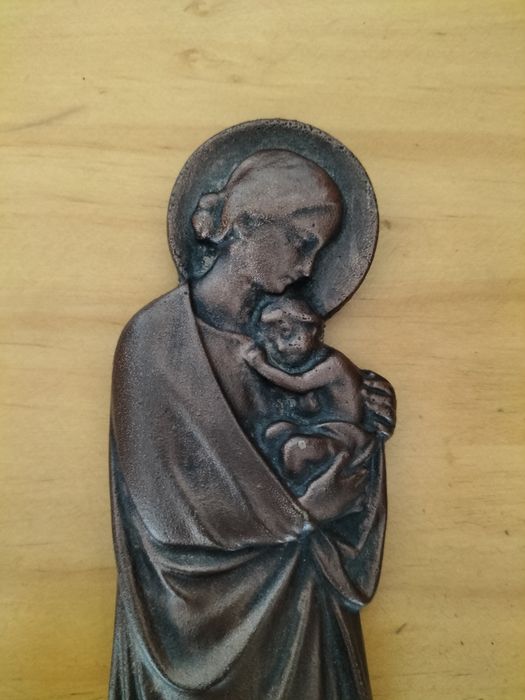 Imagem da N. Senhora em metal para parede.