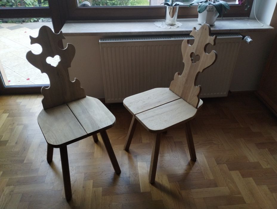 Dwa dębowe krzesła