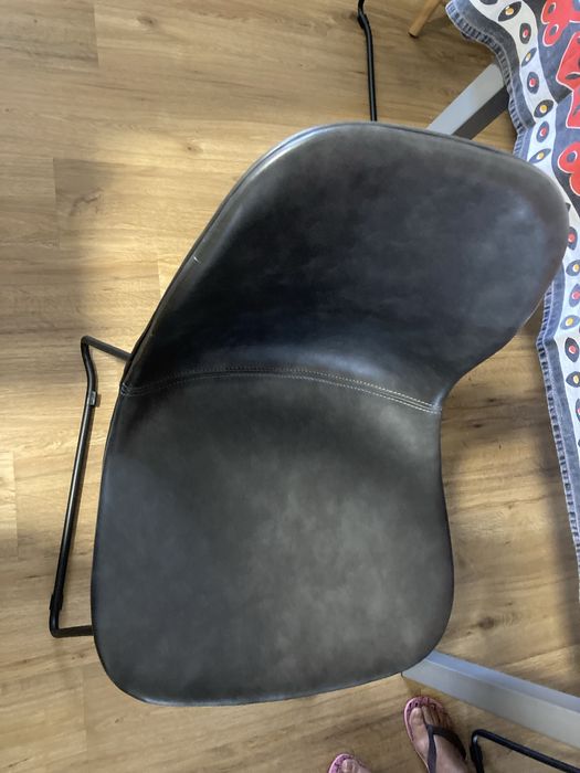 Cadeira de pele cinzenta