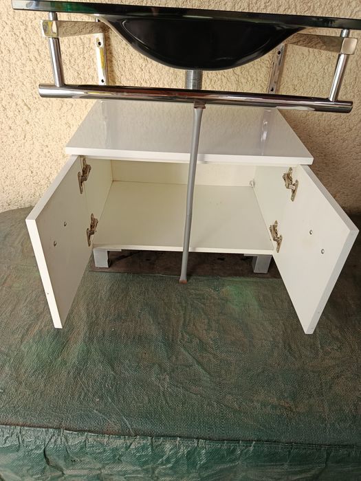 Lavatório com suporte em inox polido e móvel toalheiro