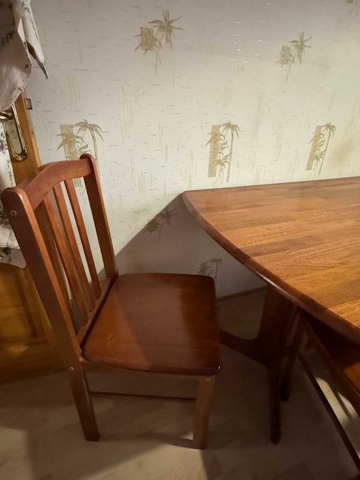 Кухонний стіл дерев'яний та стільці 4 шт вживане