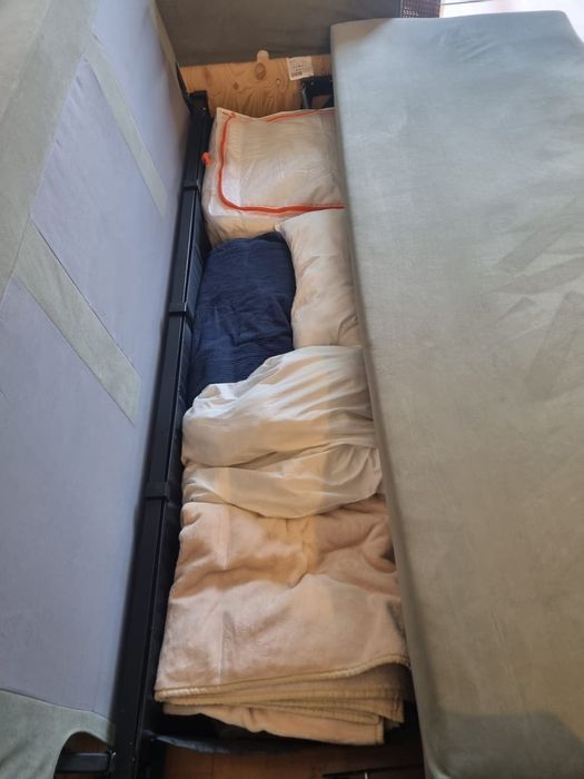 Conjunto sofá-cama e repousa-pés