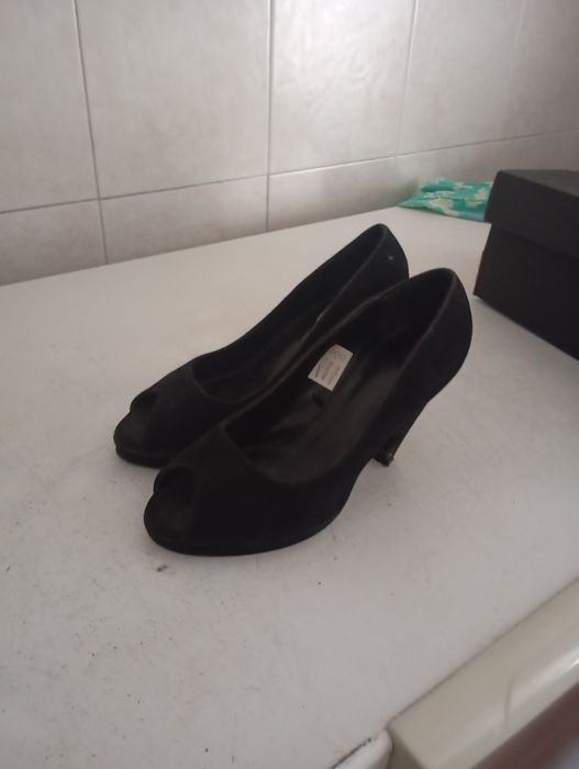 Sapatos de salto usados em bom estado