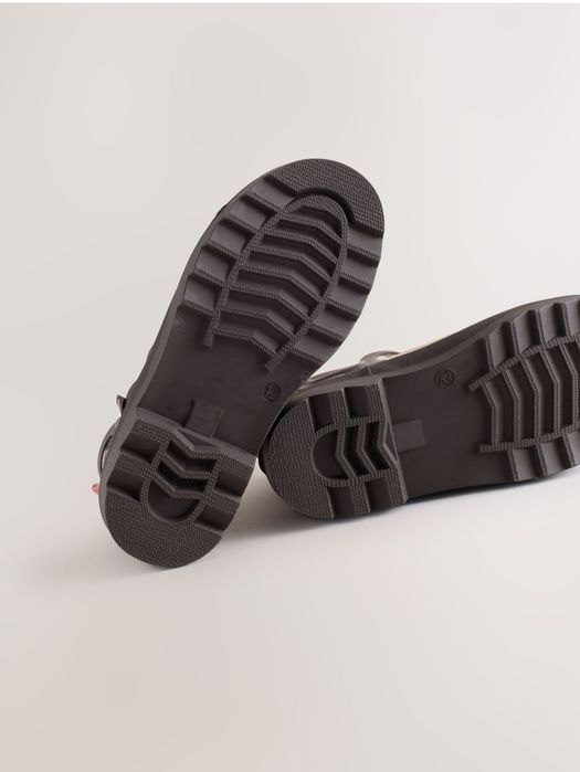 Продам нові чоботи