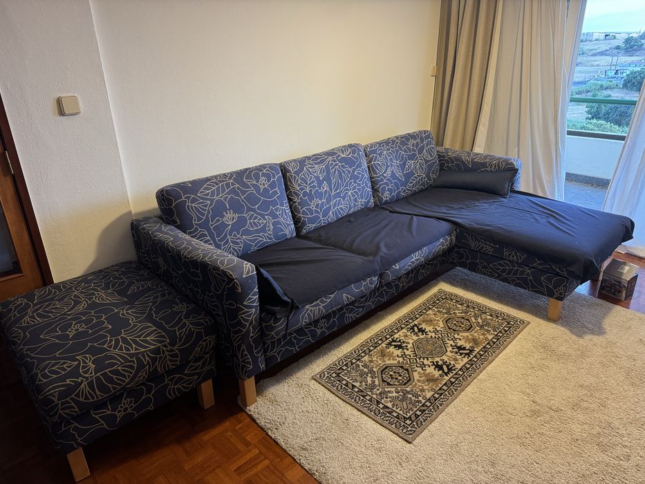 Sofa prolongado com puff