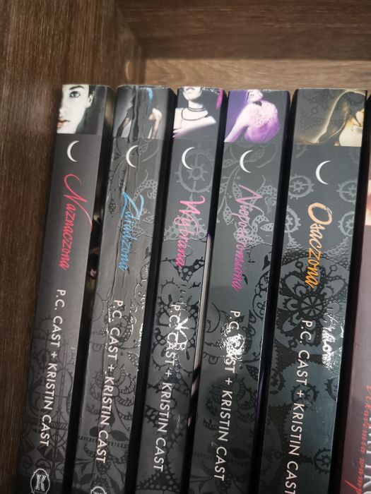 Naznaczona, Zdradzona, Wybrana, Nieposkromiona, Osaczona Książka seria