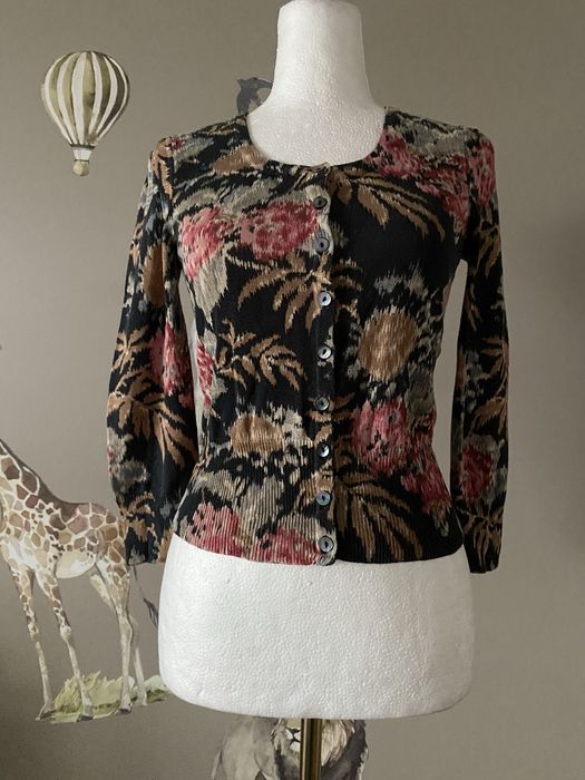 Jedwabny sweter na guziki krótki kardigan w kwiaty Hobbs