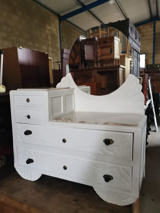 Móvel aparador e toucador Arte Nova
em bom estado com algumas mar