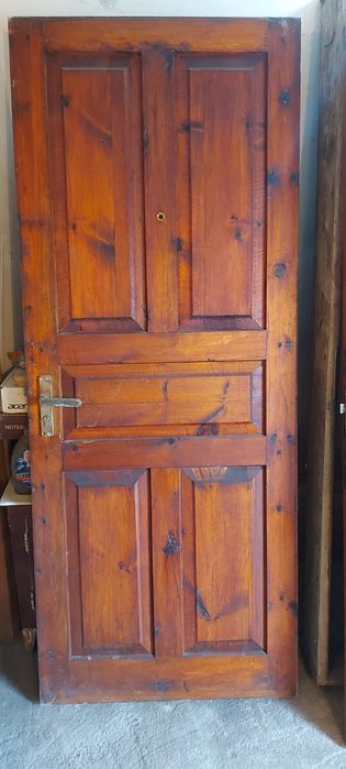 Входная деревянная двойная дверь с луткой