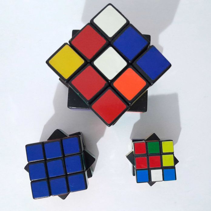 2 Cubos Mágicos 3x3x3 - Tamanhos Médio e Mini (Anos 90)
