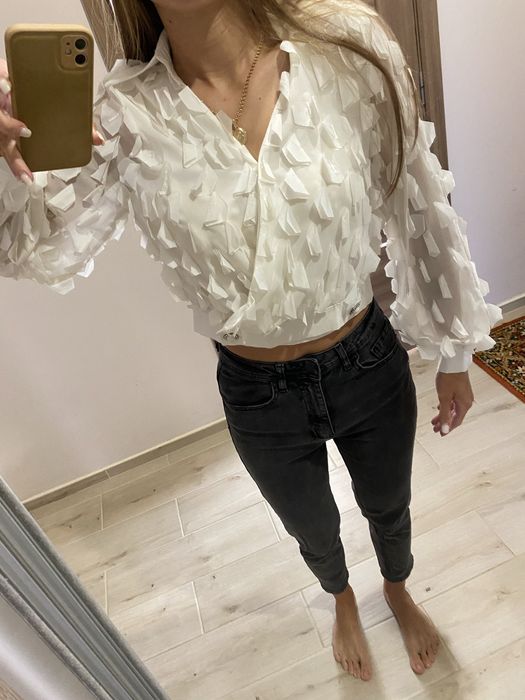 Блузка молочного кольору на святкові події