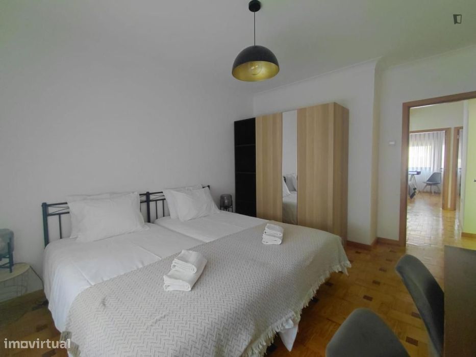 Quarto - localizado em Santa Marinha Porto