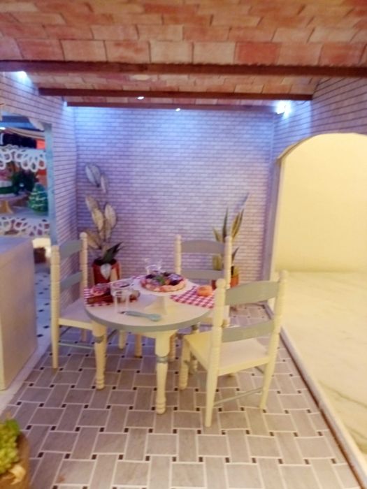 Casa de Bonecas Artesanal com Loja de Doces e Telhado de Telhas