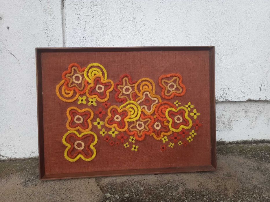 Quadro antigo, bordado, com moldura