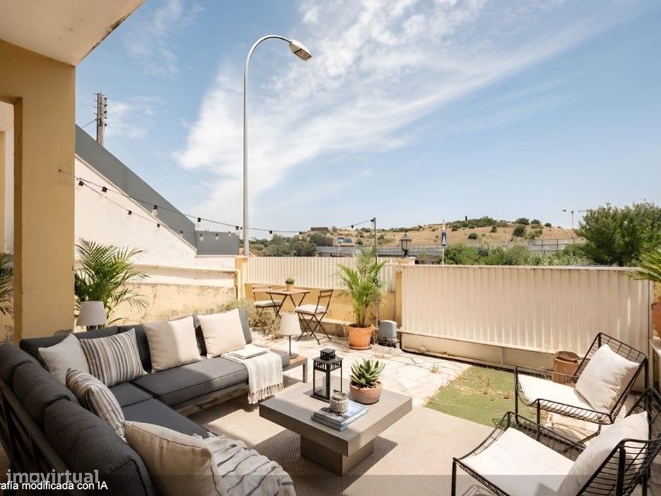 6-Bedroom Detached House with Garage in Porto Salvo