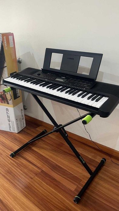 Teclado Yamaha PSR-E273 + Suporte Gravity KSX 1 – Como Novo