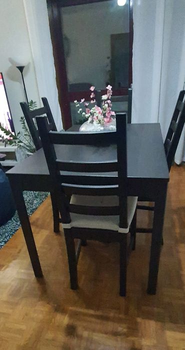 Extendable table and 4 chairs64285476784003121