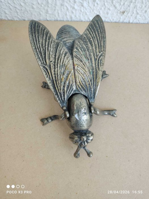 Mosca em metal abre