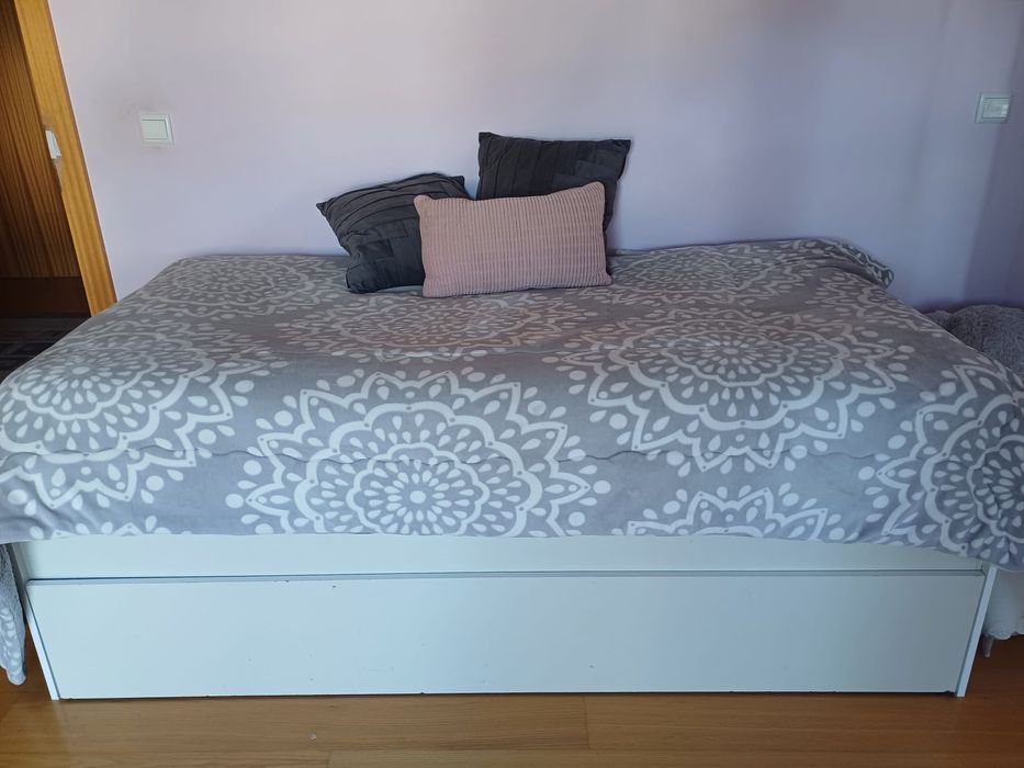 Estrutura cama com gavetão + colchão 185× 90 cm+ mesa cabeceira+cómoda