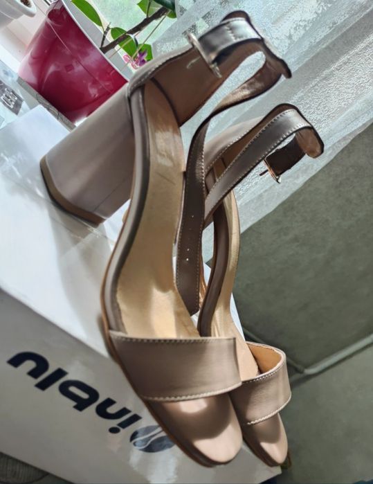 Босоніжки жіночі бежеві шкіра