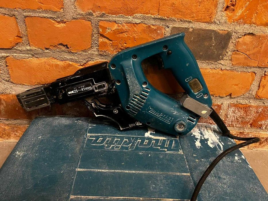 Makita 6834 – wkrętarka taśmowa + walizka