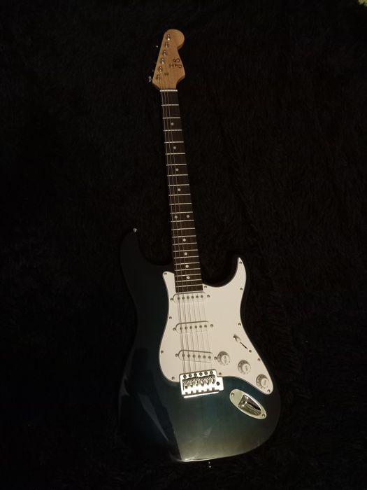 Продаю гитару с комбоусилителем