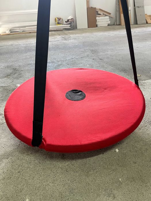 Baloiço ninho, vermelho e preto.