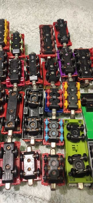 32 szt. lokomotywy i wagoniki z bajki Tomek i przyjaciele dla dziecka