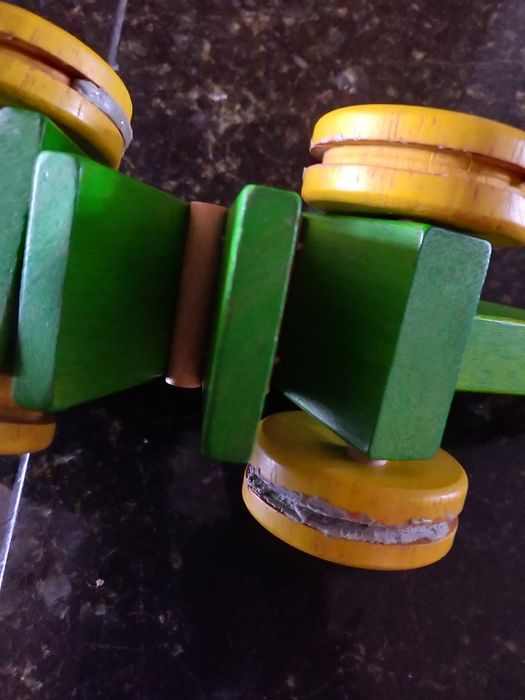 Crocodilo articulado em madeira pintada com fio