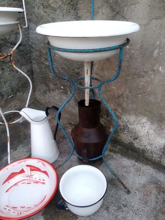 Lavatórios antigos e varias peças em esmalte