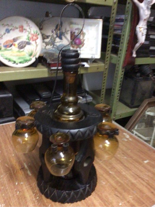 Suporte em madeira de garrafa e 6 copos antigo