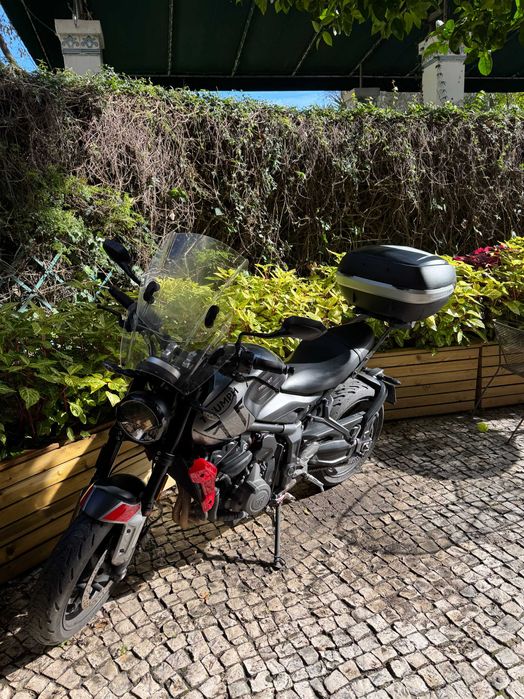 Triumph Trident 660, 2023, 8.200 km, em excelente estado.