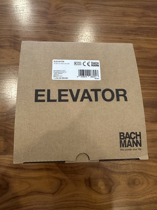 Tomada de bancada Elevator da Bachmann