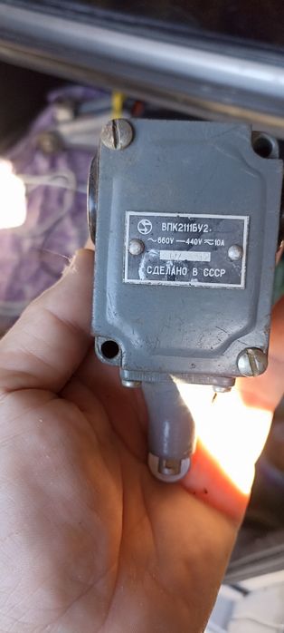 Кінцевий вимикач.