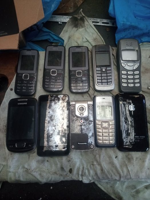 Telemóveis antigos e acessórios