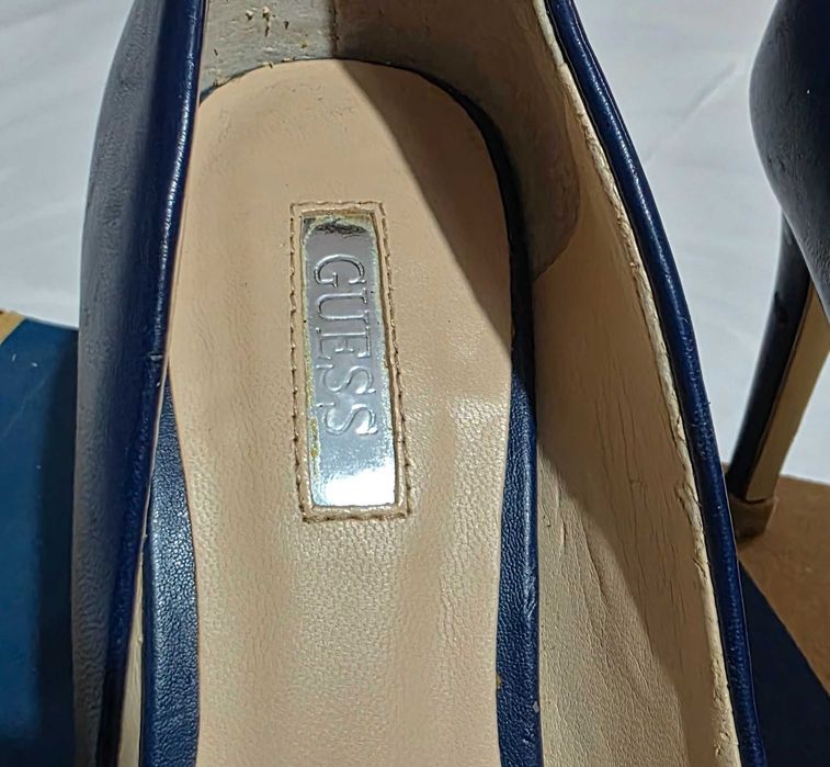 Sapatos Guess Tamanho 36 novos,