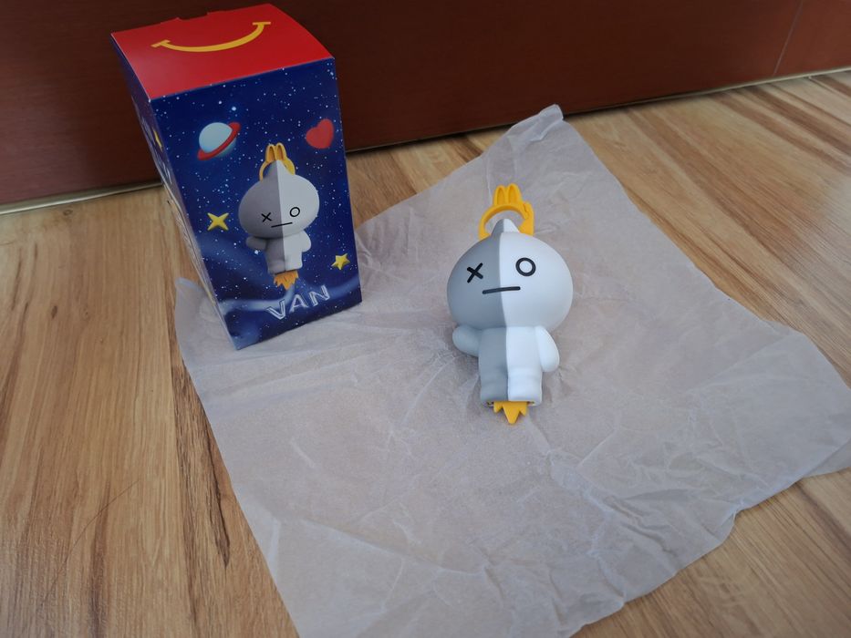 McDonald's happy meal BT21 VAN  zabawka breloczek brelok Nowa w pudełku