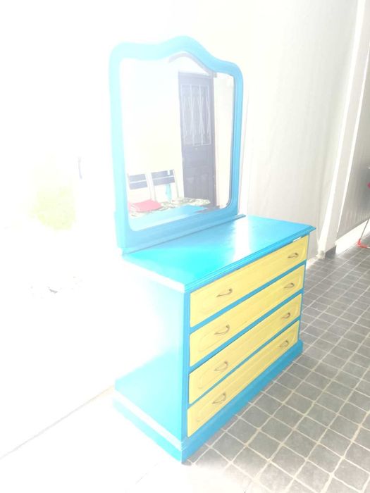 CÔMODA EM MADEIRA  COM ESPELHO