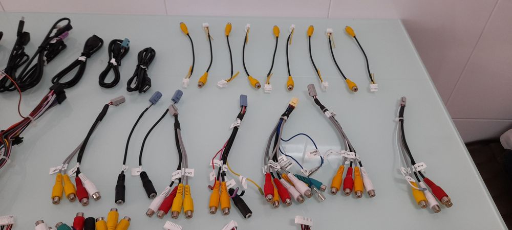 Cabos rca iso usb Canbus microfone Subwoofer Câmera traseira Etc....