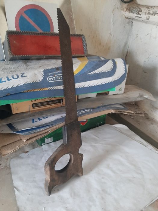 Serrote antigo com cabo trabalhado,em madeira.