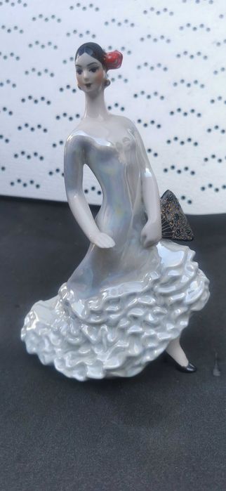Figurka Porcelanowa Tancerki i Pary w strojach ludowych. Cechowane