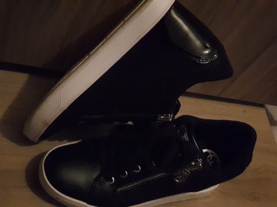 Sapatilhas Guess pretas, compensadas atrás