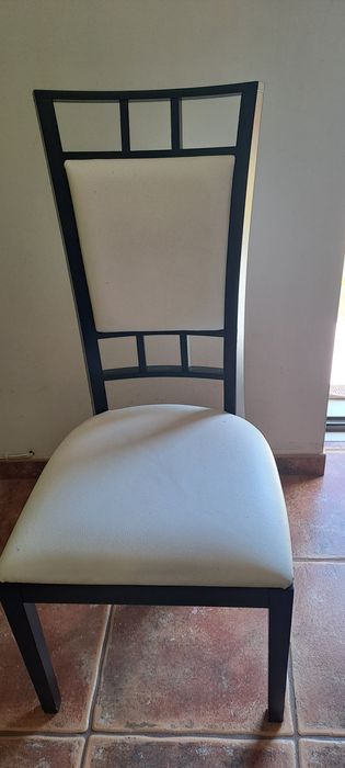 Mesa de jantar extensível em carvalho escuro com tapo de vidro preto.