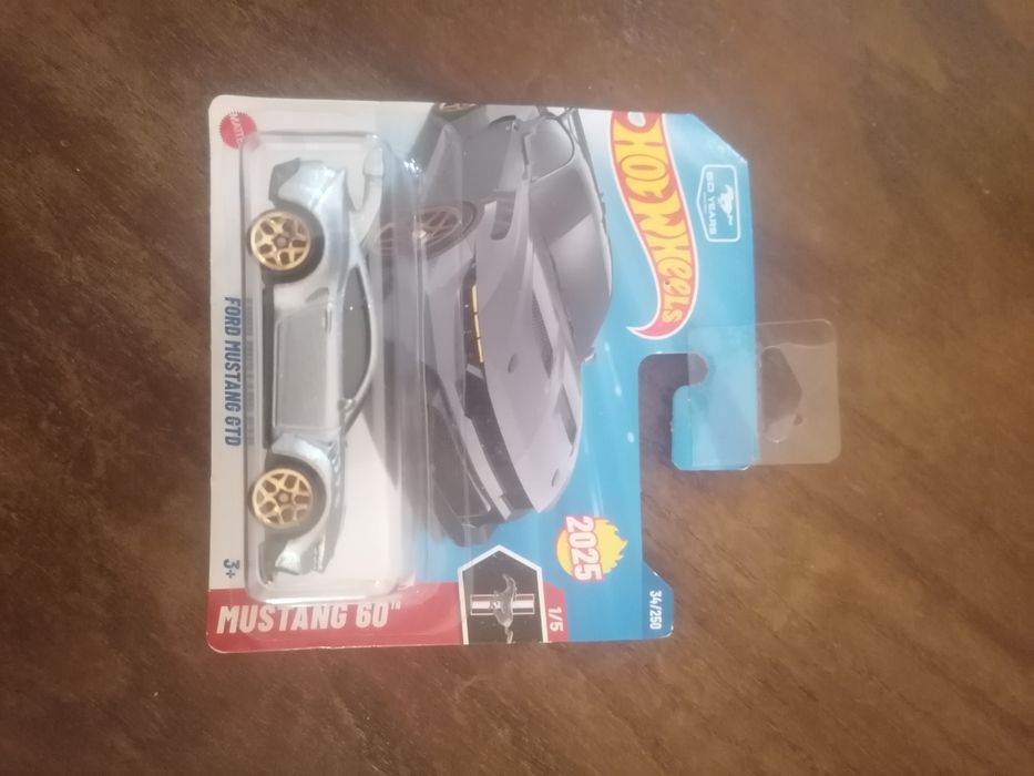 Carros de escala 1:64 HotWheels