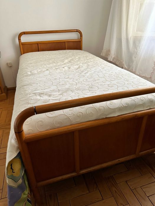 2 Camas Solt. 100cm larg. c Colchão + Mesa de Cab. | Sem Marcas de Uso