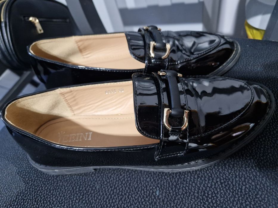 Lakierowane damskie mokasyny 38