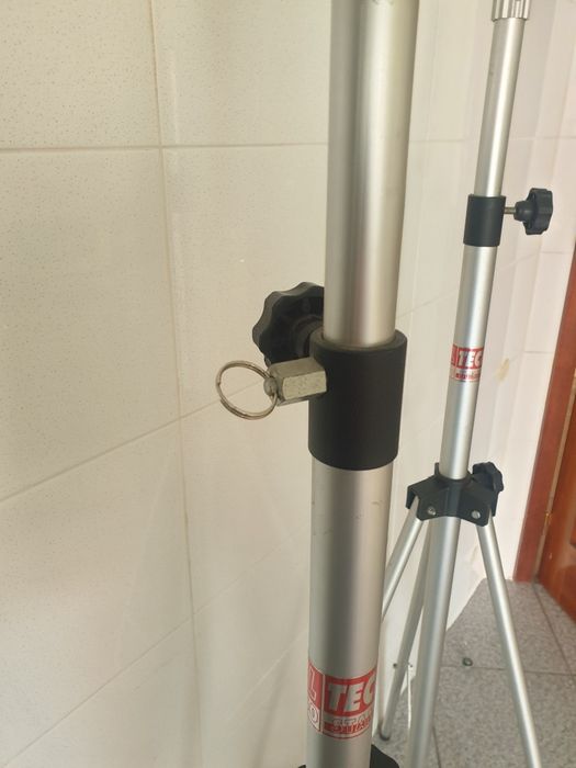 Suportes para Colunas áudio com pouco uso